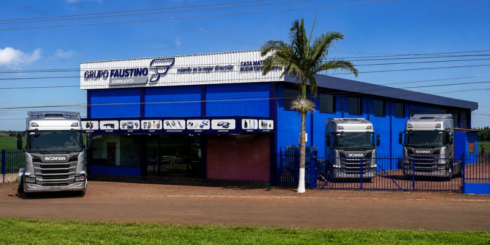 Casa Matriz de Grupo Faustino vista de costado, con la vitrina de repuestos y camiones Scania estacionados