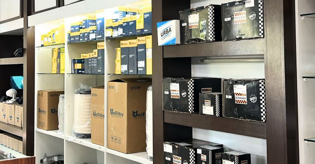Estantes con cajas de filtros ordenadas por marca en la sucursal de Pindoty Porã